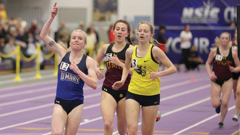 Ida Narbuvoll competing at an indoor race in 2019. 