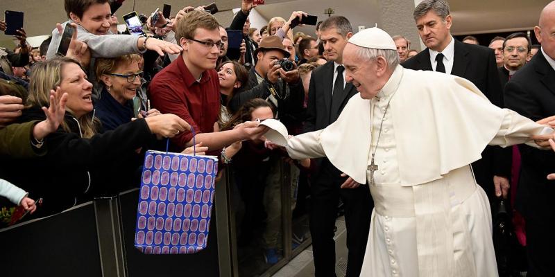 Rome Campus student Chris Riedman shakes Pope Francis’ hand