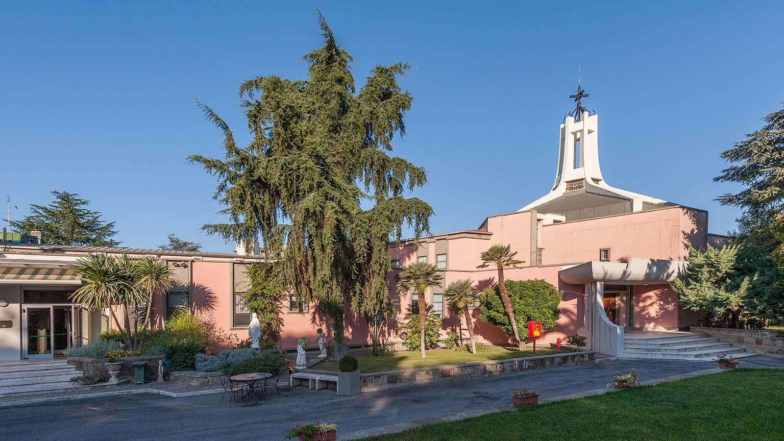 An exterior of the University of Mary Rome Campus building.