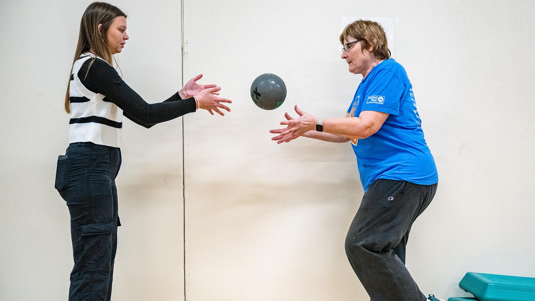student working with a elderly woman at the Exercise Sciences.