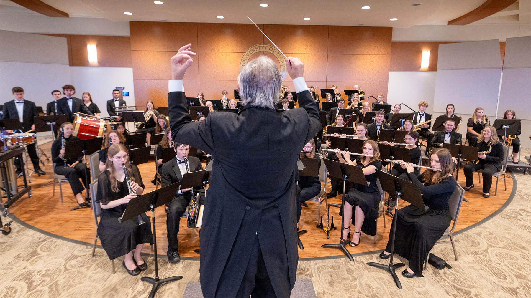 Dennis Gowen leading the fall concert band.